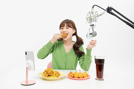 攝圖網_501600507_美女主播大胃王直播吃炸雞（企業商用）.jpg
